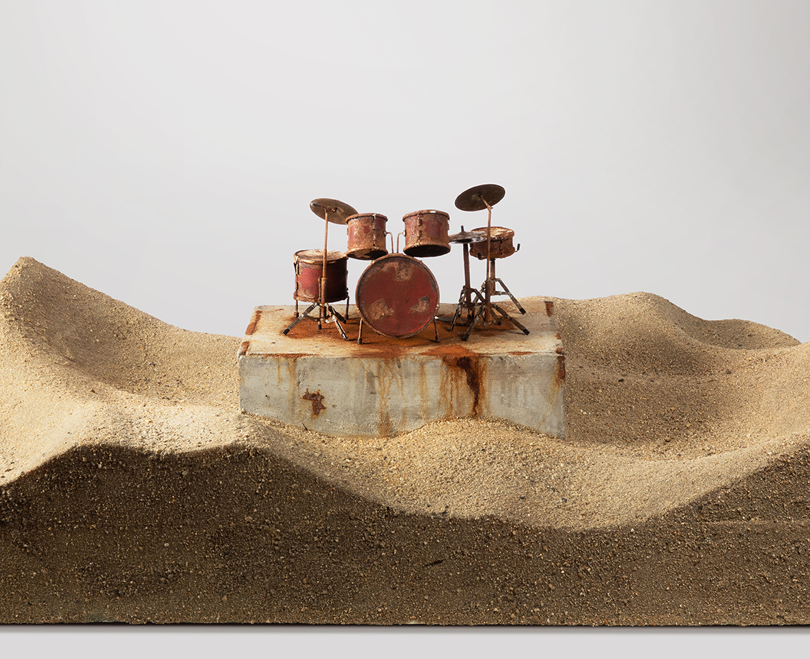 Dram / Reçine,kum,hazır nesne / 100x70x33 cm