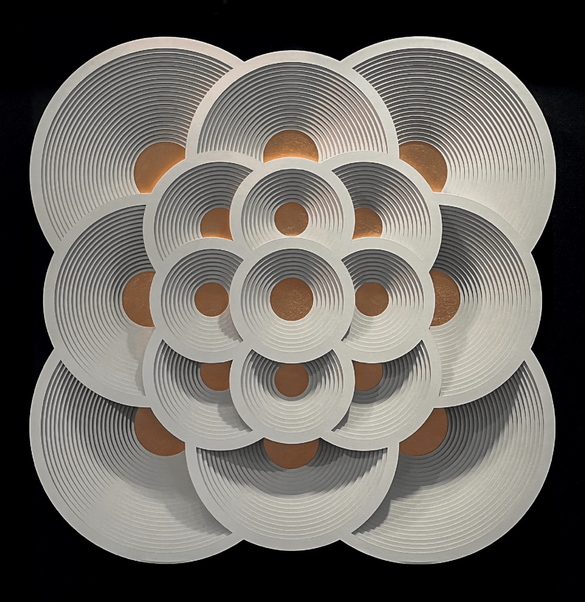 BAHARIN ELİ KULAĞINDA / Varyasyon 1/3 / Kağıt, Bakır Varak / 90x90x3 cm / 2023