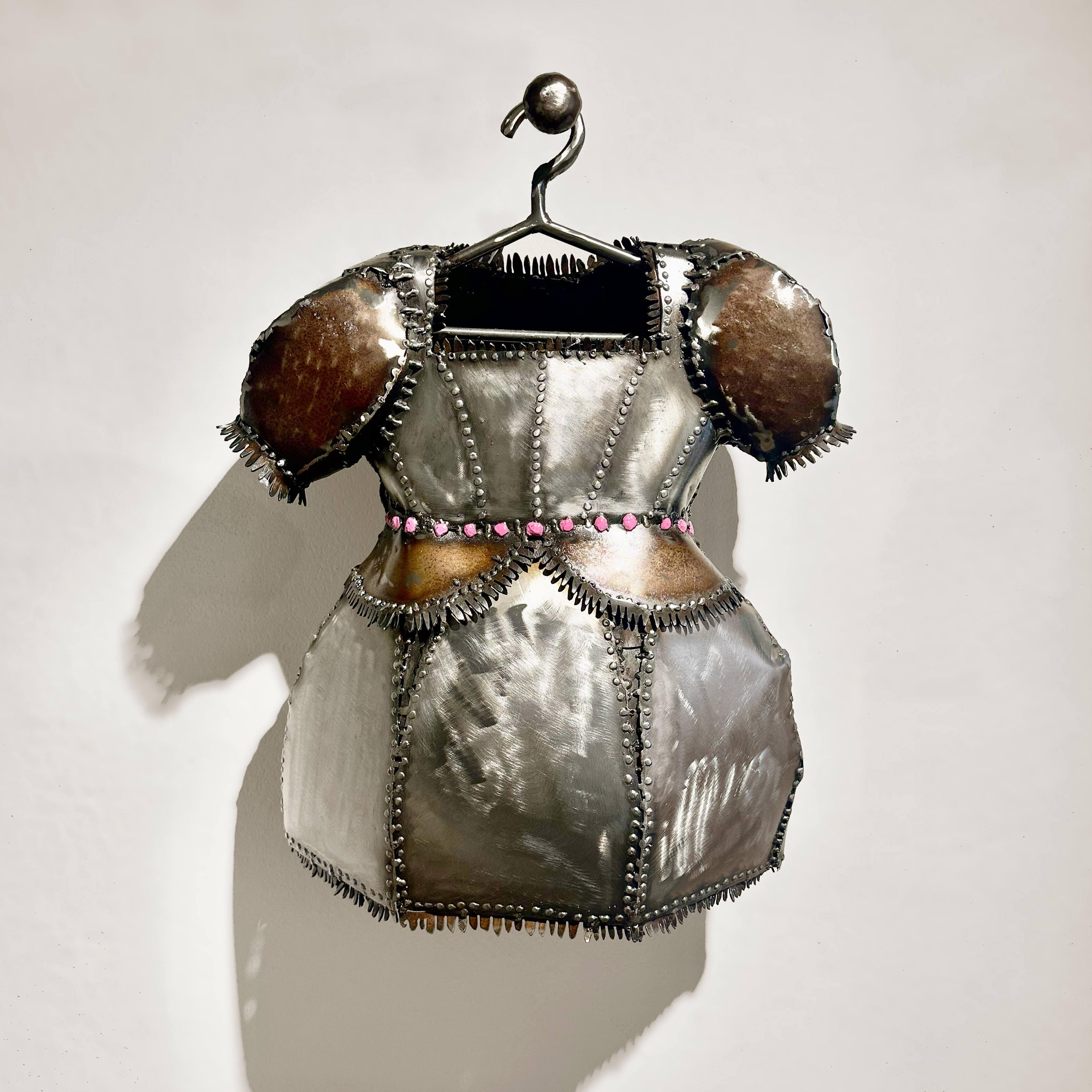 Princess In Pink / Oksitlenmiş Çelik, Lake, Akrilik Boya / 59 x 48 x 24 cm / 2025